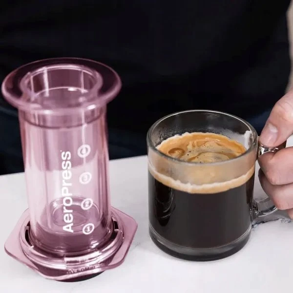 AeroPress – skaidrios rožinės spalvos kavos virimo aparatas