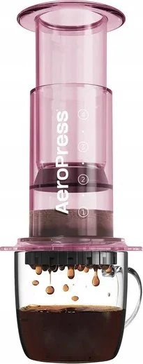 Rožinis AeroPress kavos aparatas su puodeliu