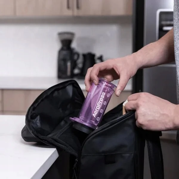 AeroPress – skaidrios violetinės spalvos kavos virimo aparatas