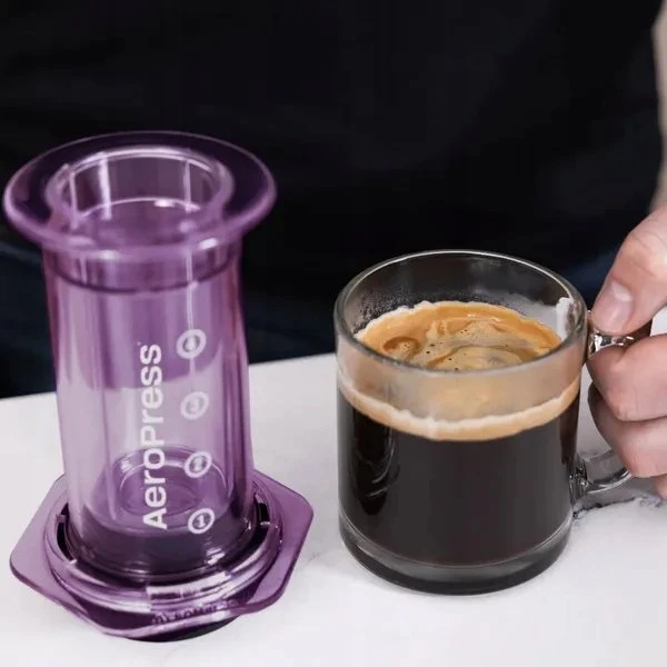 AeroPress – skaidrios violetinės spalvos kavos virimo aparatas