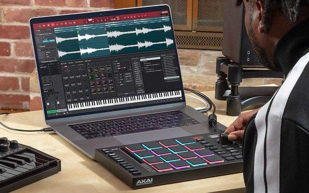 AKAI MPC Studio II kontroleris MIDI USB, Juodas