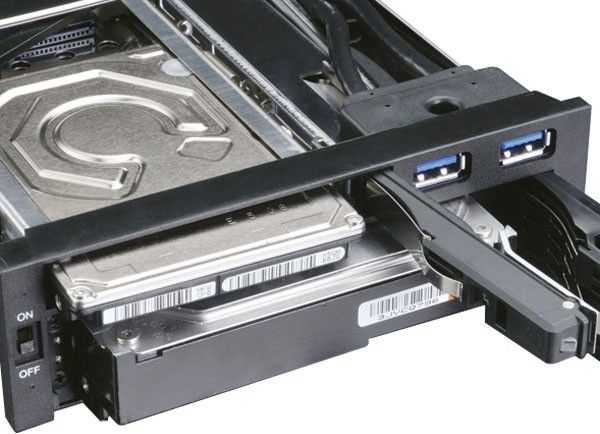 Akasa 5,25 colio lizdas, skirtas 1x 3,5" ir 1x 2,5" plius 2x USB 3.0