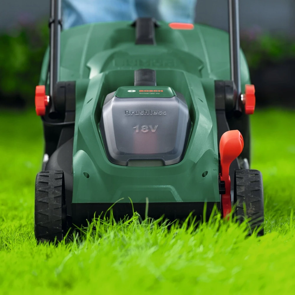 Akumuliatorinė vejapjovė Bosch Rotak 18V-32; 18 V; 32 cm (be akumuliatoriaus ir pakrovėjo)