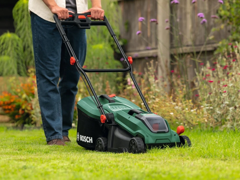 Akumuliatorinė vejapjovė Bosch Rotak 18V-32; 18 V; 32 cm (be akumuliatoriaus ir pakrovėjo)