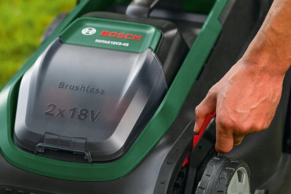 BOSCH  akumuliatorinė vejapjovė ROTAK18V2-43, 2x18V, 2x4,0 Ah