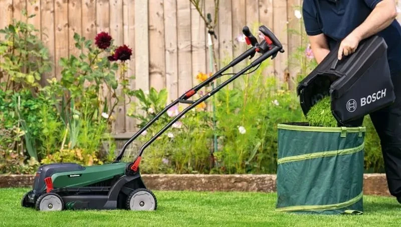 Bosch akumuliatorinė vejapjovė  UniversalRotak 2x18V-37-550, 2x4.0Ah, pilnas komplektas