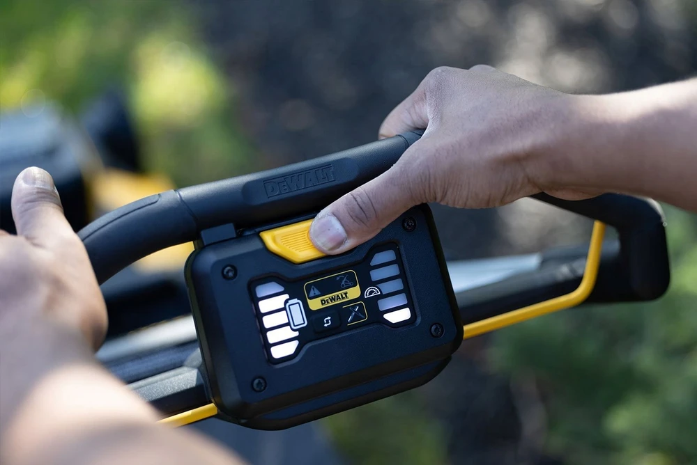 DEWALT stumiama akumuliatorinė vejapjovėDCMWP134N,  2x18V, 53cm, be akumuliatoriaus ir kroviklio