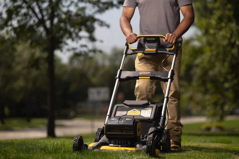 DEWALT stumiama akumuliatorinė vejapjovėDCMWP134N,  2x18V, 53cm, be akumuliatoriaus ir kroviklio
