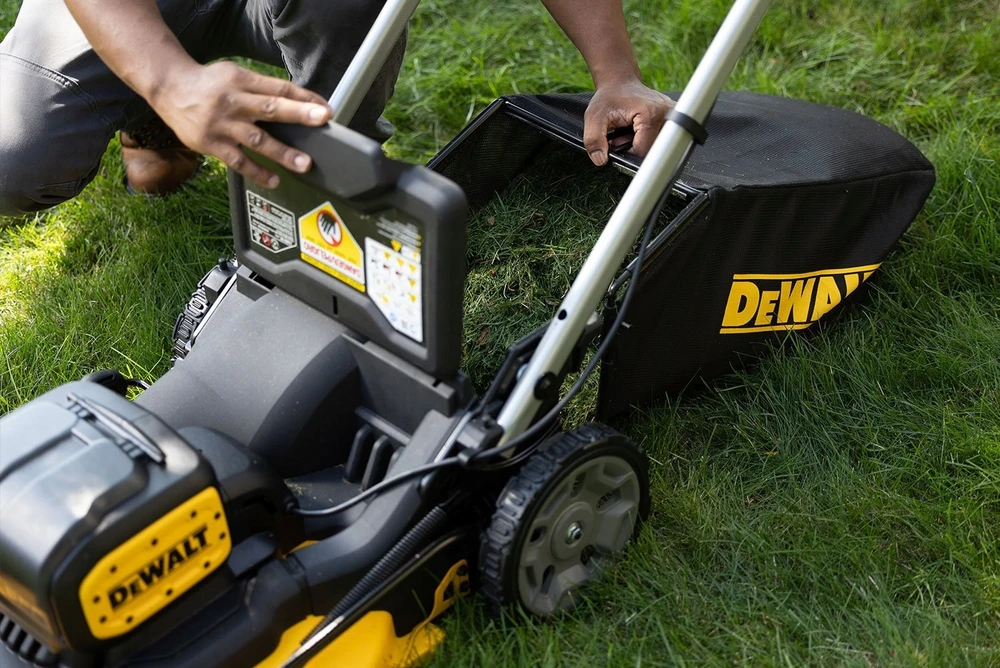 DEWALT stumiama akumuliatorinė vejapjovėDCMWP134N,  2x18V, 53cm, be akumuliatoriaus ir kroviklio