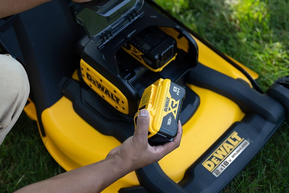 DEWALT stumiama akumuliatorinė vejapjovėDCMWP134N,  2x18V, 53cm, be akumuliatoriaus ir kroviklio