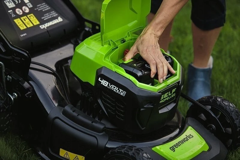 Akumuliatorinė savaeigė vejapjovė Greenworks GD24X2LM46SPK4x; 2x24 V; 2x4,0 Ah akum.