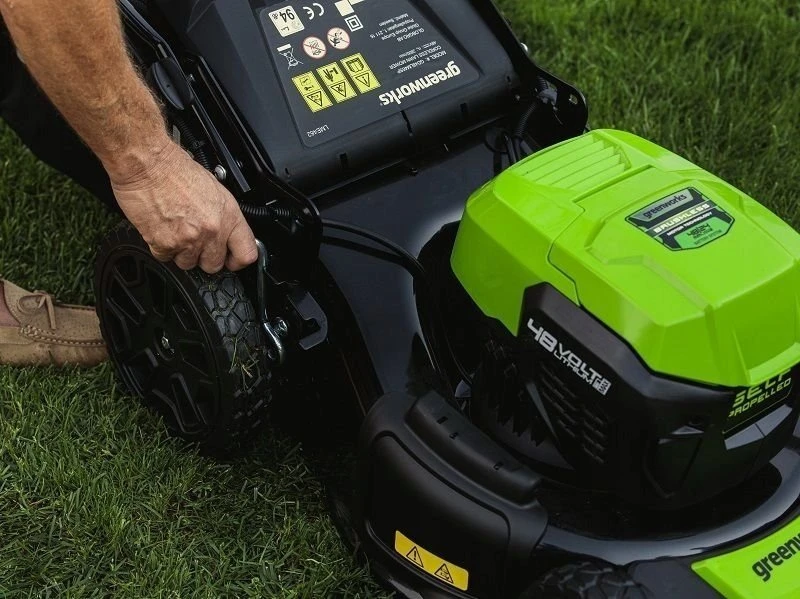 Akumuliatorinė savaeigė vejapjovė Greenworks GD24X2LM46SPK4x; 2x24 V; 2x4,0 Ah akum.