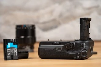 Kameros baterijos laikiklis - Newell BG-R20 Canon EOS R5/R6, USB-C, ergonomiškas