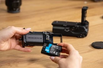Kameros baterijos laikiklis - Newell BG-R20 Canon EOS R5/R6, USB-C, ergonomiškas