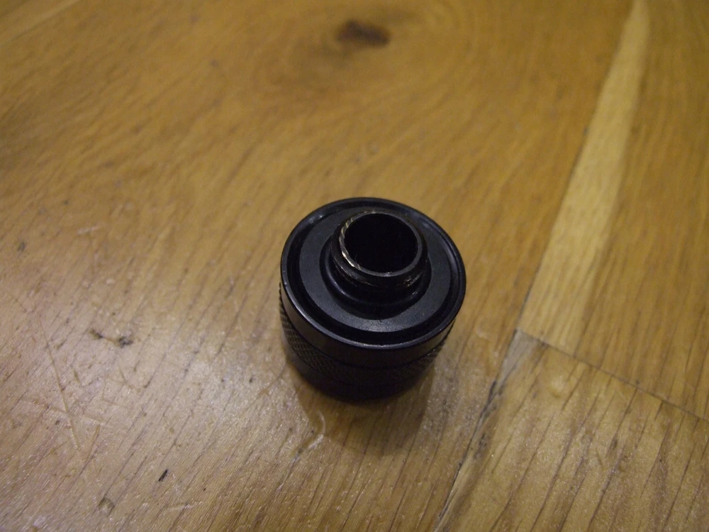 „Alphacool Eiszapfen Pro“ jungtis, 16 mm kietas vamzdelis, G1/4 colio, juodas