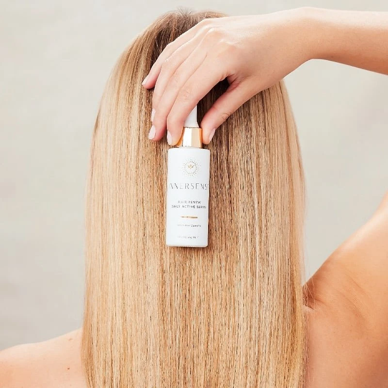 Alterna „Innersense Organic Beauty“ natūralus plaukų atnaujinimo kasdienis aktyvus serumas, valo galvos odą