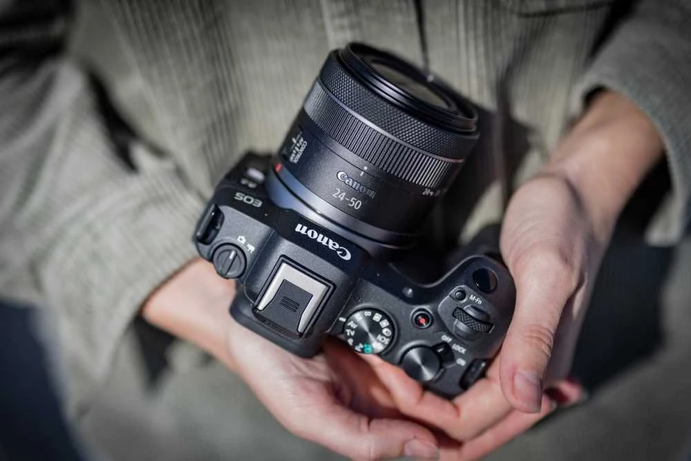 Canon EOS R8 + RF 24-50mm IS STM (Juodas)