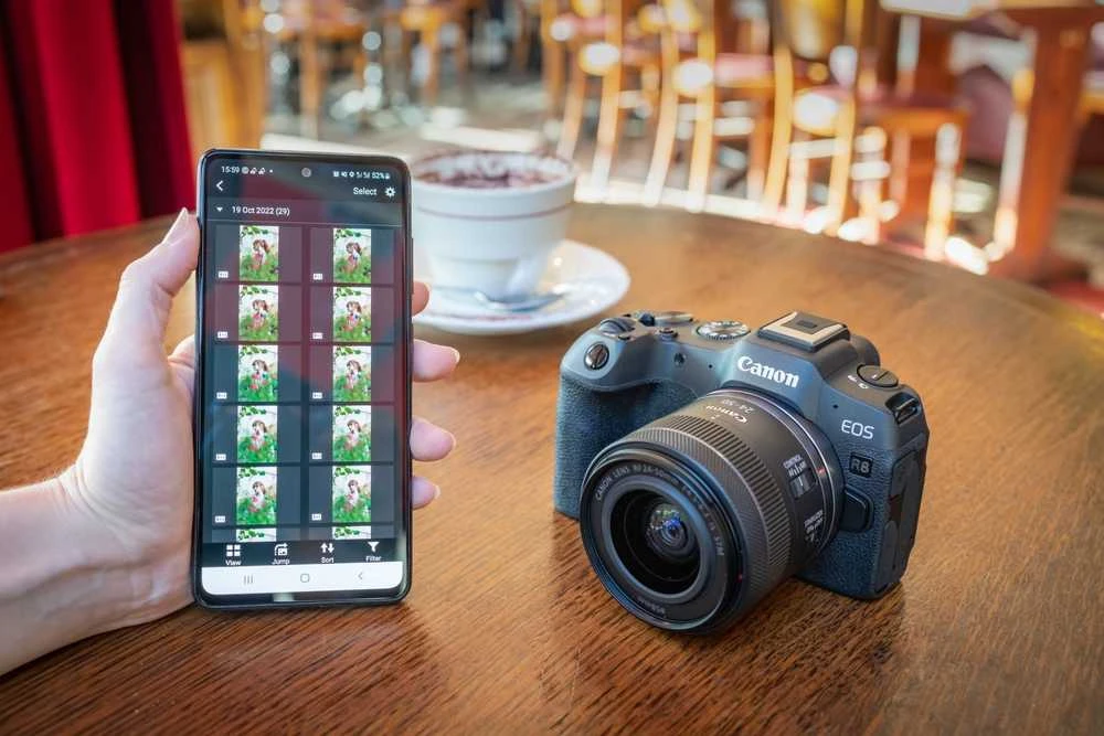 Canon EOS R8 + RF 24-50mm IS STM (Juodas)