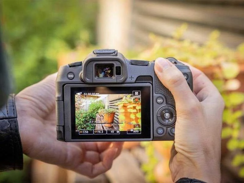 Canon EOS R8 + RF 24-50mm IS STM (Juodas)