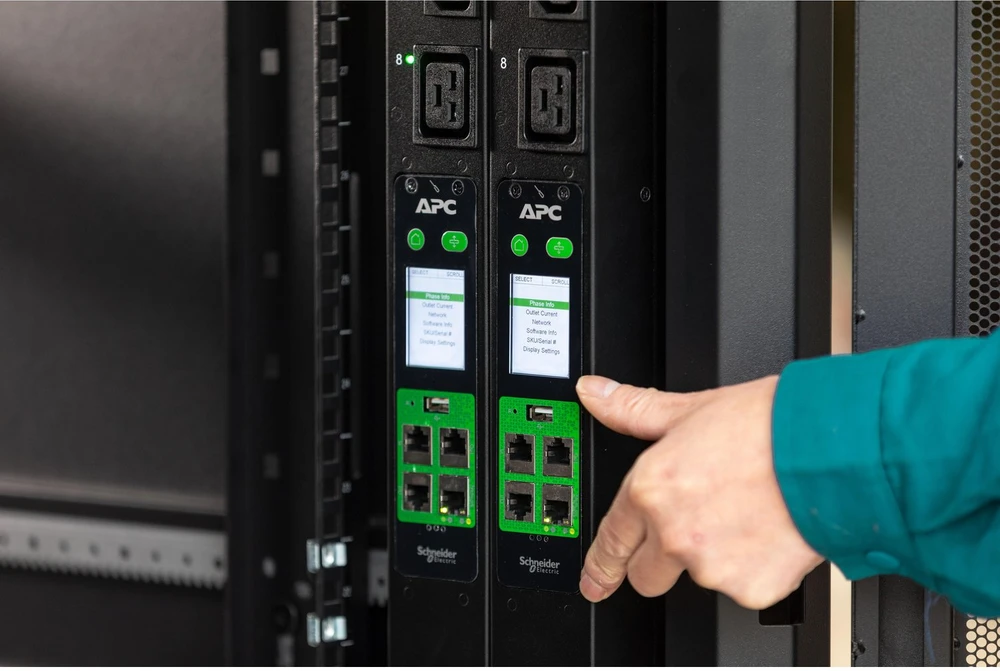 APC Easy PDU perjungiamas nulinis U maitinimo lizdas 16A 230V 20 C13 4 C19 IEC309