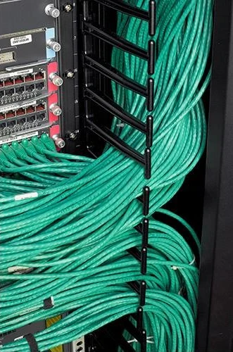 APC „NetShelter SX“ 2 dalių kabelių valdymo sistema
