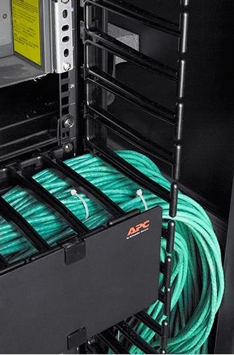 APC „NetShelter SX“ 2 dalių kabelių valdymo sistema