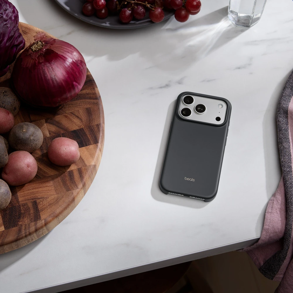 „Beats iPhone 17 Pro“ dėklas su „MagSafe“ ir kameros valdymu – granito pilkos spalvos