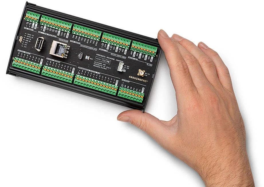 Arduino Portenta valdymo modulis rankoje
