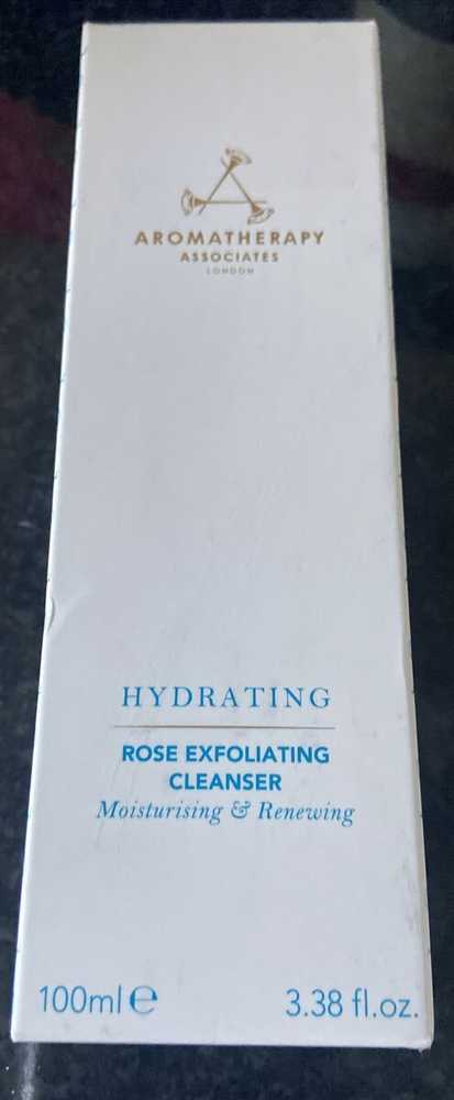 „Aromatherapy Associates“ drėkinamasis rožių šveitiklis, 100 ml
