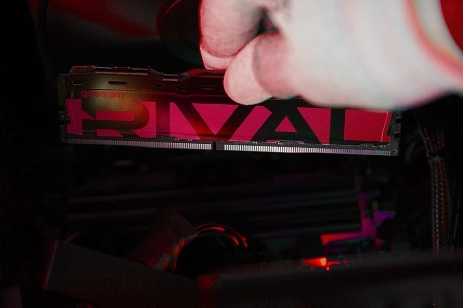 „Goodram *DDR4 Rival Radiant 8GB“ (1* 8)/3200 CL16 Raudona atminties modulis 1 x 8 GB 3200 MT/s 288 kontaktų DIMM