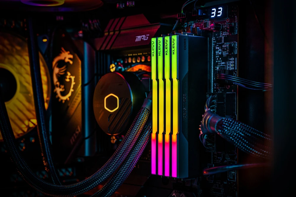 RAM Atmintis Klevv Cras V RGB moduł pamięci 32 GB 2 x 16 GB DDR5 6400 MT/s 288-pin DIMM (KD5AGUA80-64B300G)