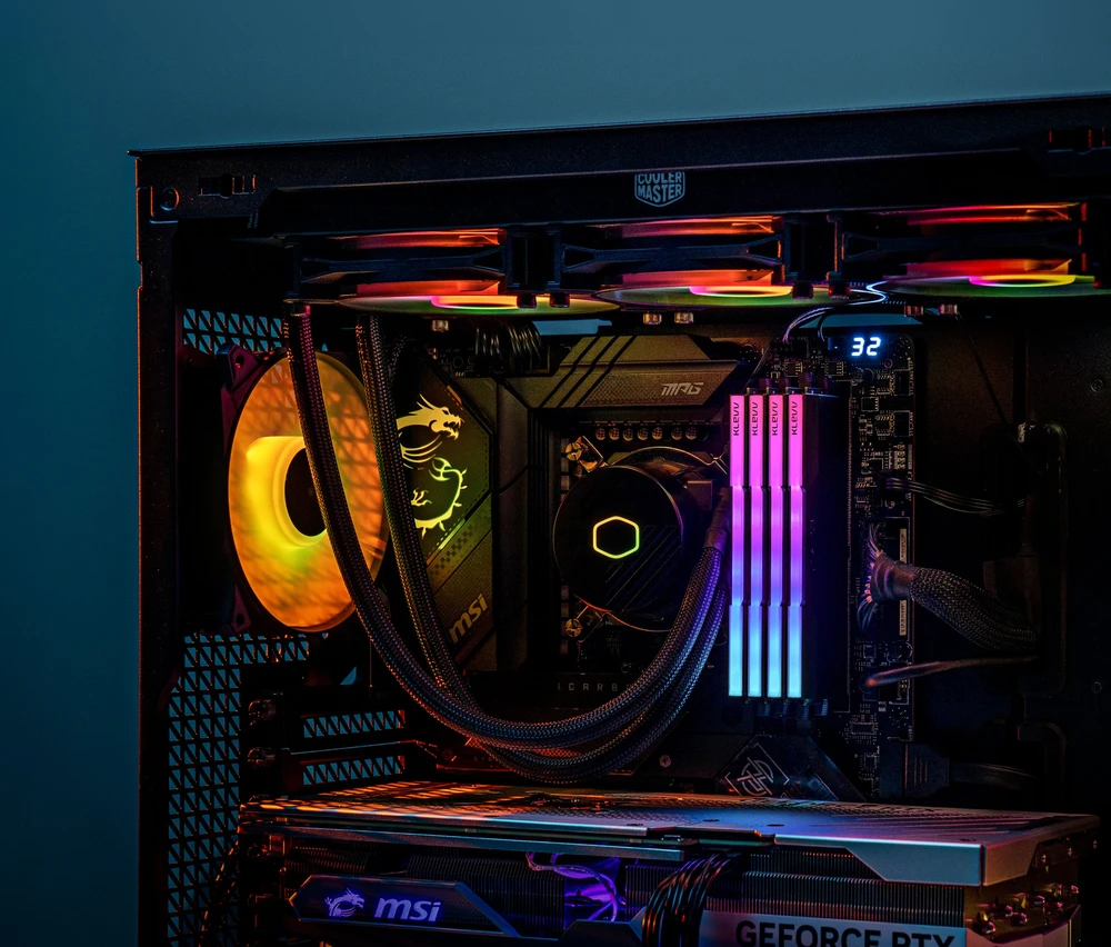 RAM Atmintis Klevv Cras V RGB moduł pamięci 32 GB 2 x 16 GB DDR5 6400 MT/s 288-pin DIMM (KD5AGUA80-64B300G)