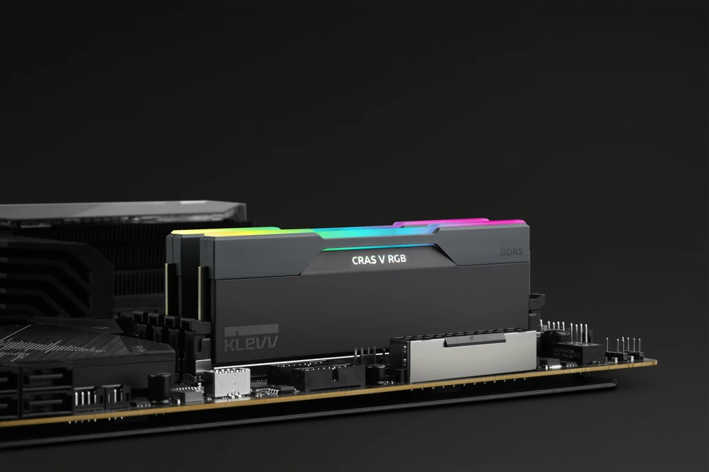 RAM Atmintis Klevv Cras V RGB moduł pamięci 32 GB 2 x 16 GB DDR5 6400 MT/s 288-pin DIMM (KD5AGUA80-64B300G)