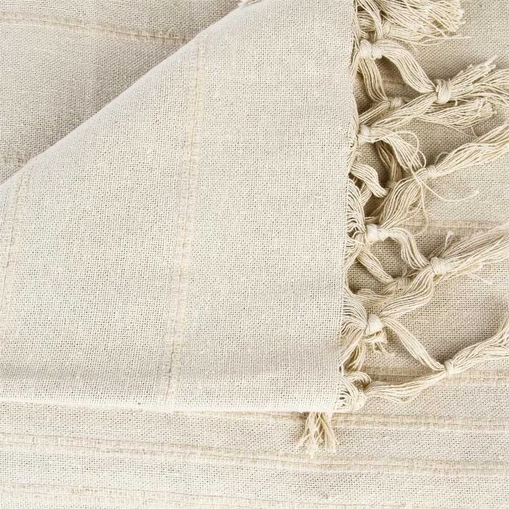Atmosphera Cotton Smėlio spalvos medvilninė lovatiesė su kutais 230x250 cm sofai