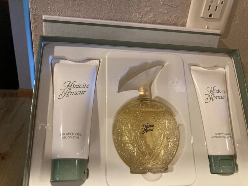 Set Aubusson: Histoire D'amour Eau De Toilette For Women, 100 ml + Histoire D'amour Dušo želė For All Skin Types, 100 ml + Histoire D'amour Moisturising Losjonas kūnui, 100 ml