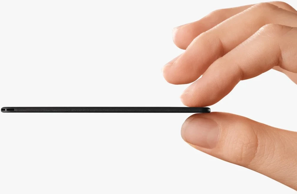 „Chipolo CARD“ – belaidis įkraunamas plonas „Bluetooth“ sekiklis, skirtas „iOS“ ir „Android“, anglies spalvos