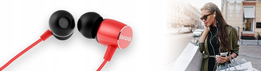 Aiwa ESTM-30RD raudonos ausinės su mergina gatvėje