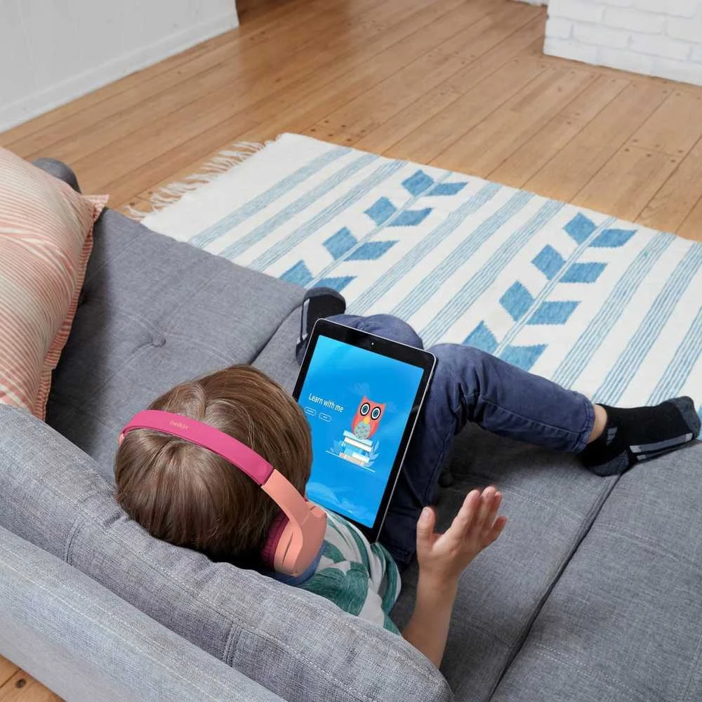 Rožinės Belkin SoundForm Mini ausinės naudojamos vaiko