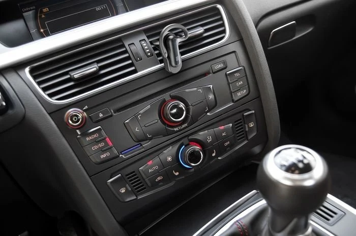 Cellular Line Ausinės Bluetooth ausinės Cellularline CAR FLAT w tym stacja ładująca automobiliui juoda