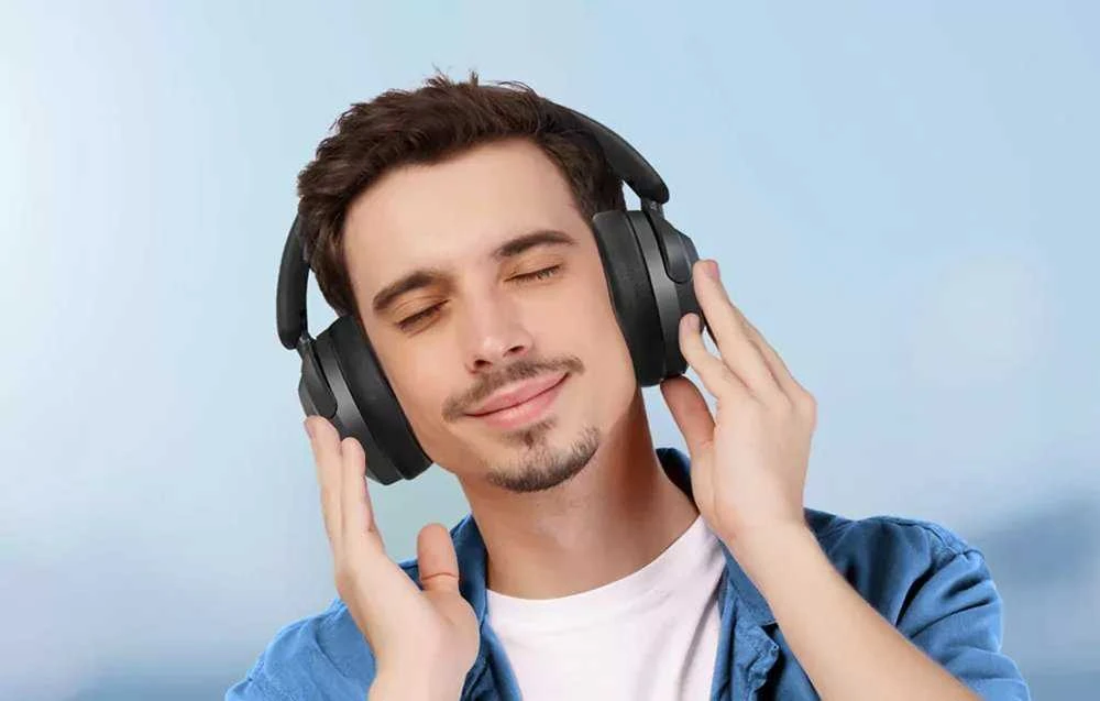 EarFun WavePro ausinės su užsimerkusiu vartotoju