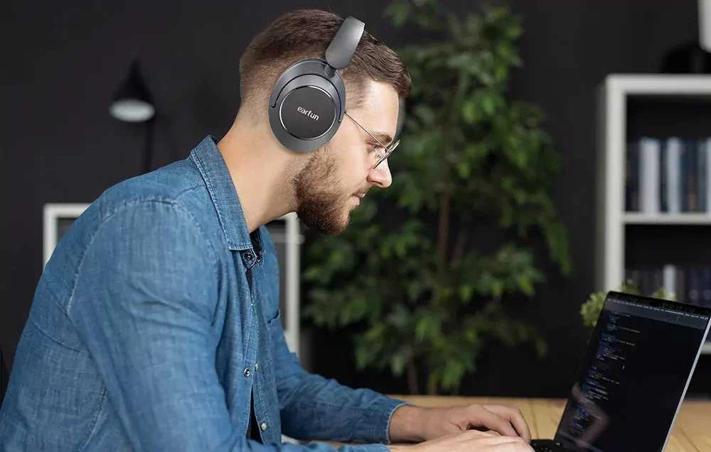 EarFun WavePro ausinės dėvimos darbo metu
