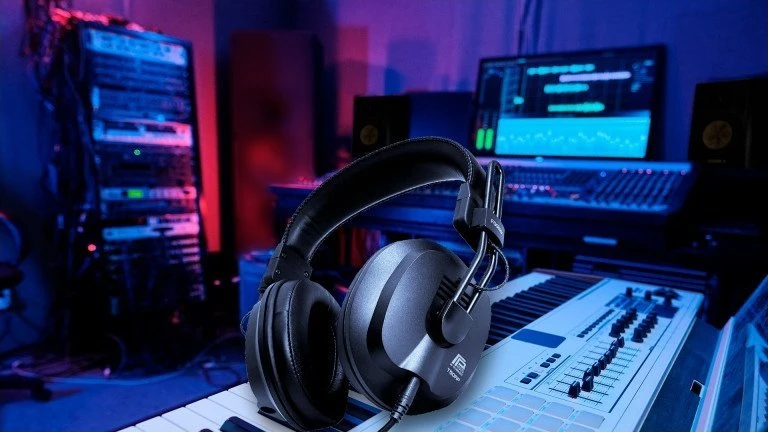 Fostex T50RP MK4 studijoje ant klavišų