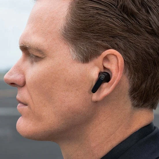 Jlab Jbuds Pods ANC juoda ausinė ausyje