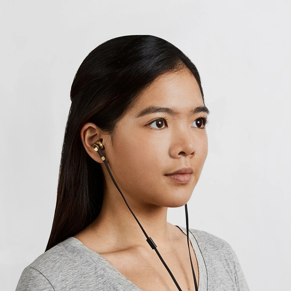 Master Dynamic ME05 Brass ausinės ausyse