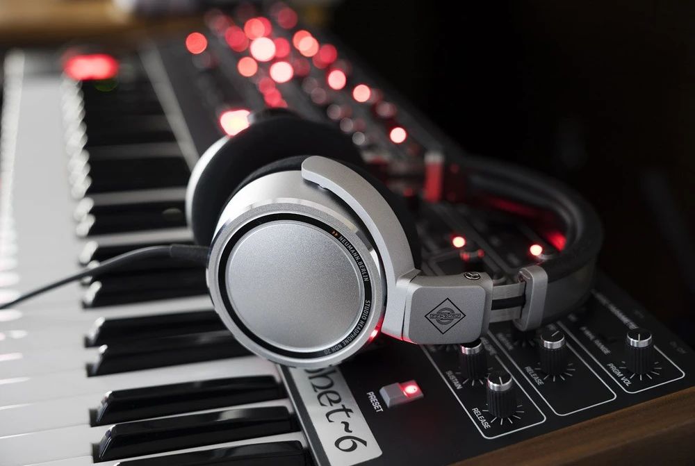 Neumann NDH 20 ausinės ant sintezatoriaus