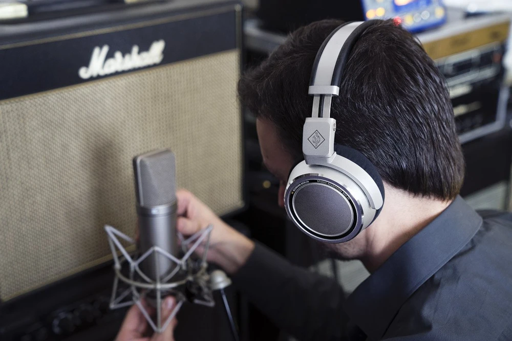 „Neumann NDH 20“ – uždaros studijinės ausinės, skirtos garso stebėjimui, redagavimui ir maišymui