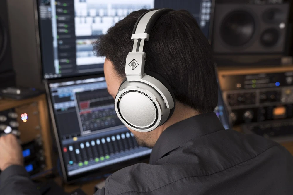„Neumann NDH 20“ – uždaros studijinės ausinės, skirtos garso stebėjimui, redagavimui ir maišymui