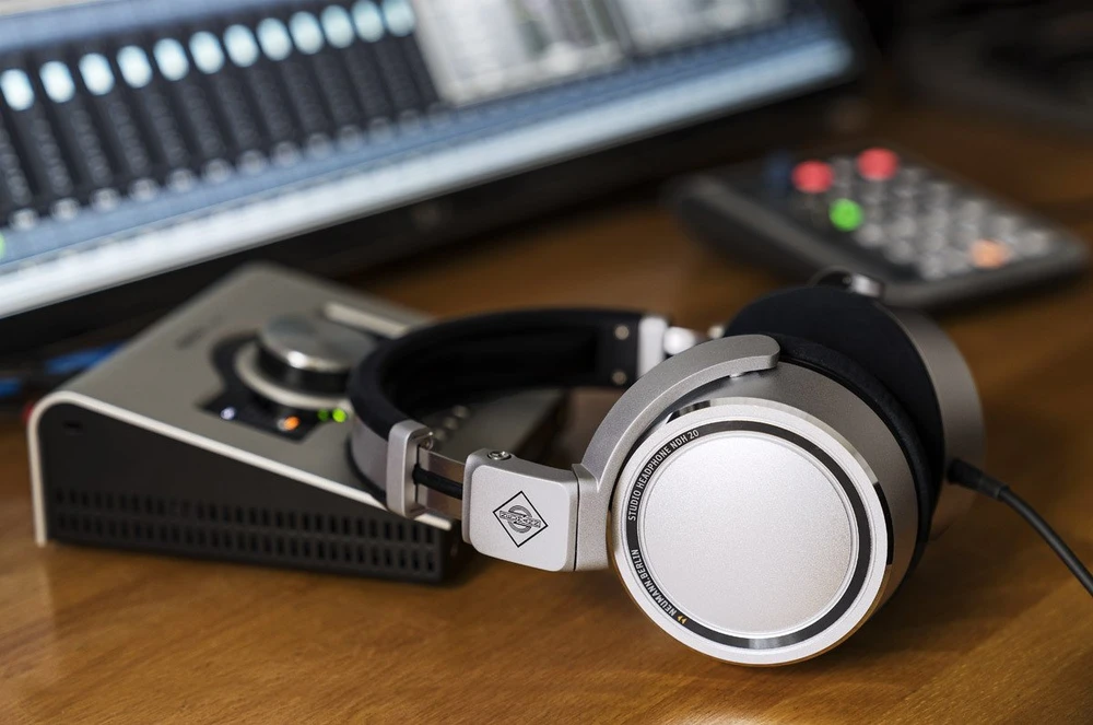 Neumann NDH 20 studijinės ausinės darbo vietoje