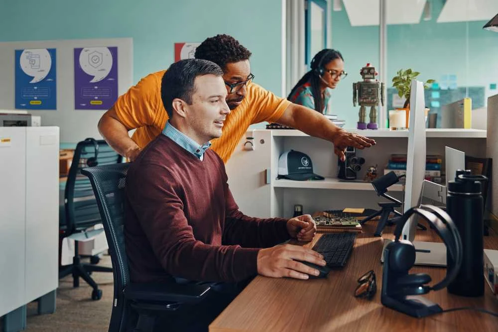„Hewlett Packard“ (HP) HP „Poly Voyager Focus 2 USB-C BT“ ausinės + USB-C/A adapteris + įkrovimo stovas