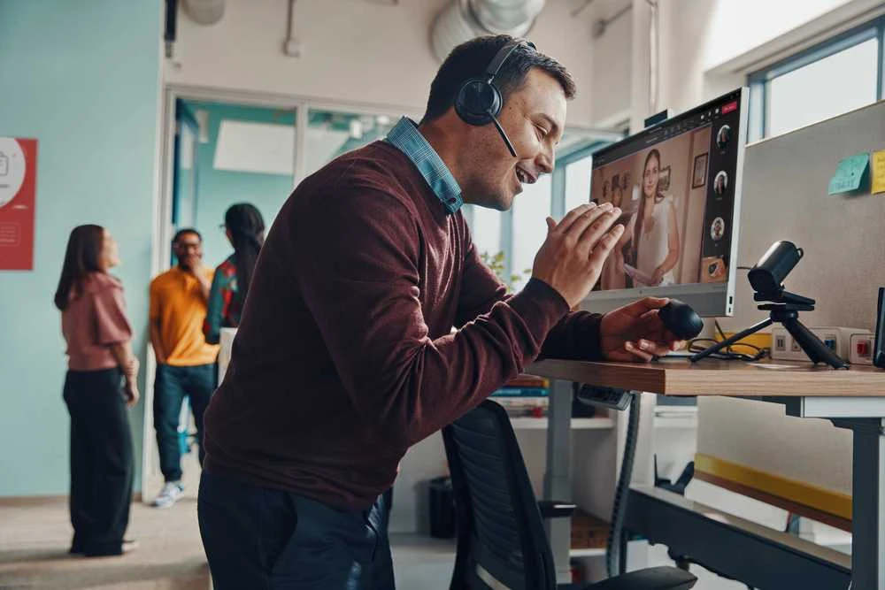 „Hewlett Packard“ (HP) HP „Poly Voyager Focus 2 USB-C BT“ ausinės + USB-C/A adapteris + įkrovimo stovas